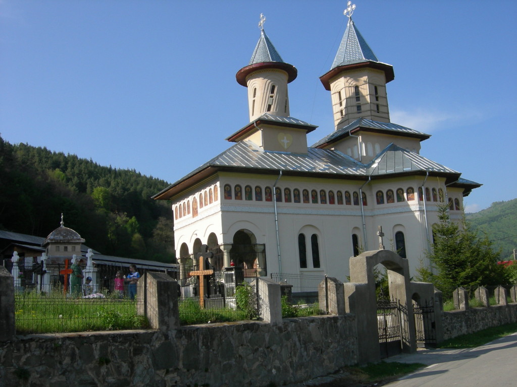 Biserica Stoenesti proiectata de musceleanul Dumitru Ionescu-Berechet, arhitectul-sef al Patriarhiei; in stanga se afla cavoul familiei Cotenescu